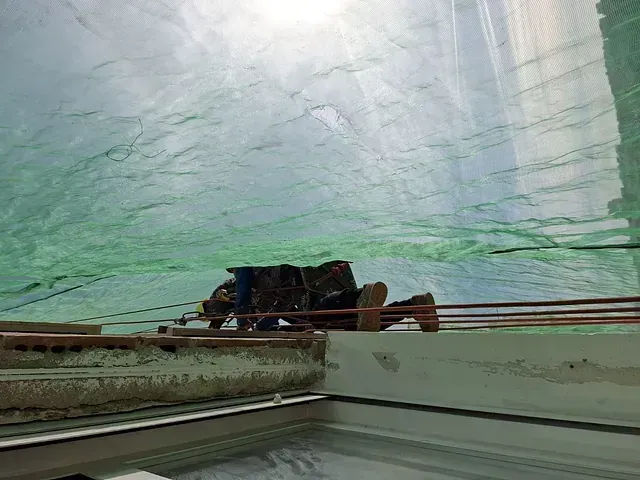 Un primer plano de una ventana con un vidrio roto.