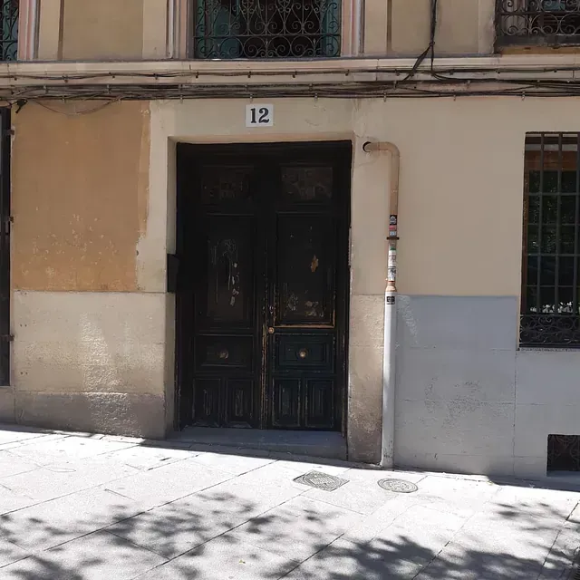 La puerta de entrada de un edificio con el número 12.
