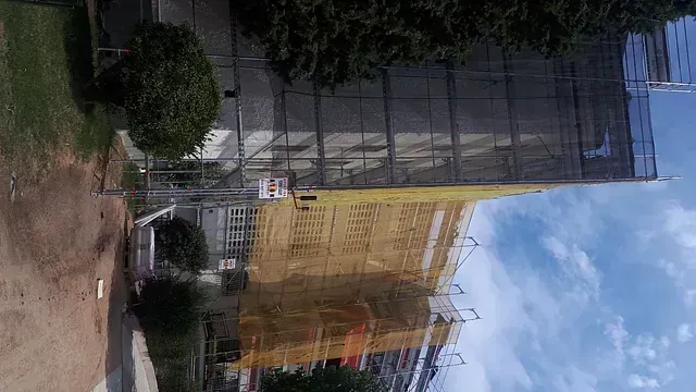 Se está construyendo un edificio con andamios a su alrededor.