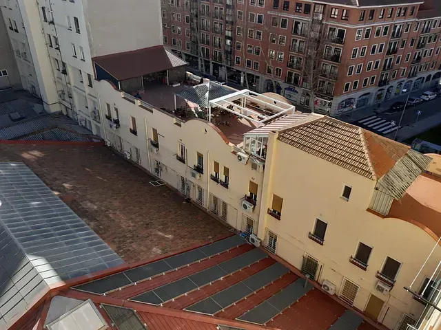 Una vista aérea de un edificio con techo rojo.