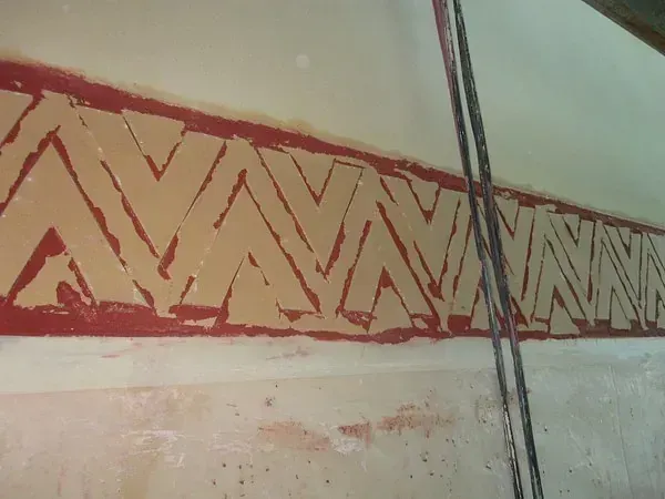 Una pared con un patrón rojo y blanco.