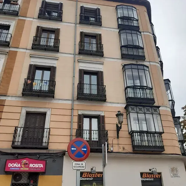 Un edificio con un cartel rojo que dice doña & rosita