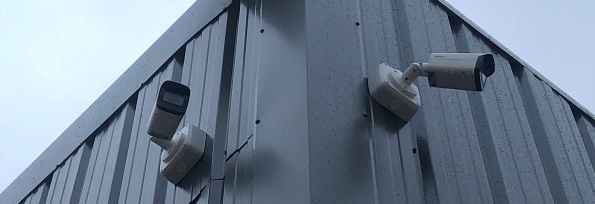 Caméras de surveillance sur la façade d'un bâtiment industriel