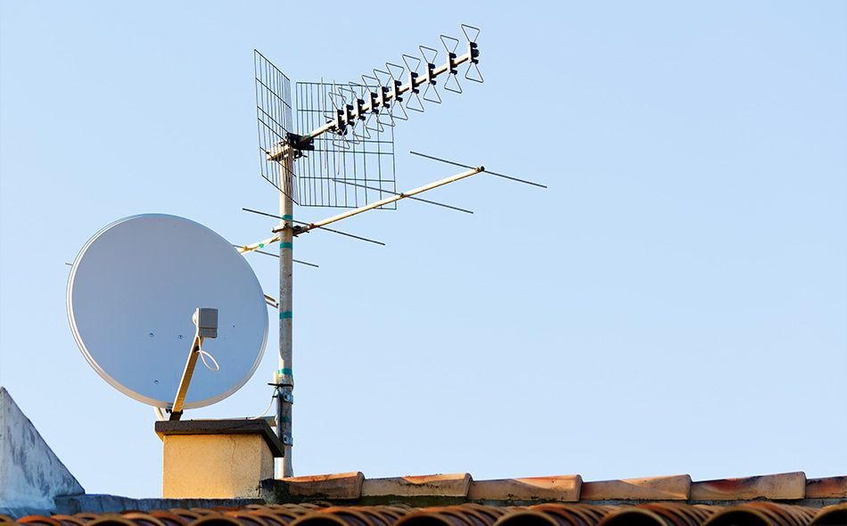 Antenne posée sur la toiture d'une maison