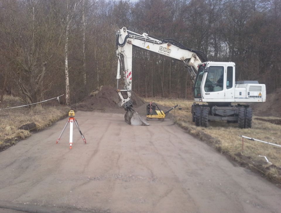 Straße mit Baggerarbeiten