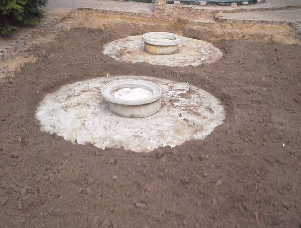 Vergrabene Wassertanks, von denen nur die Deckel hervorschauen Rohr unter Erde Wassertank in der Erde Rohrenden schauen aus Boden hervor Senden