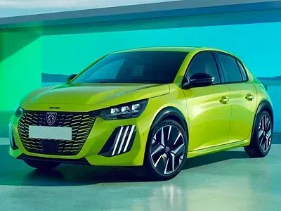 Un coche amarillo está aparcado delante de una pared azul.
