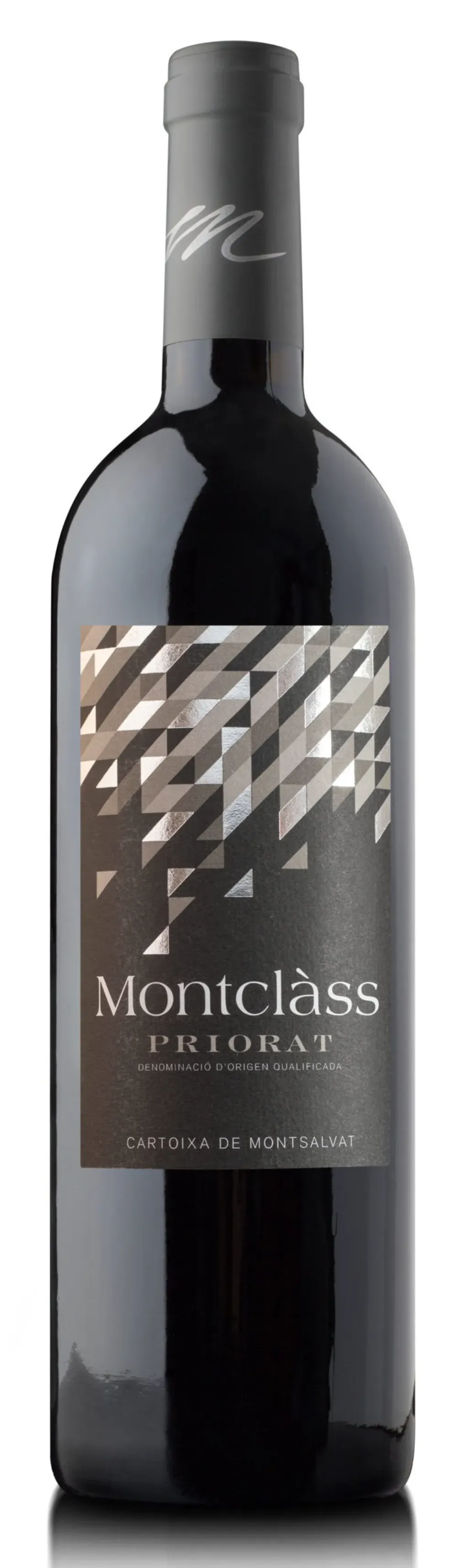 Una botella de vino tinto Montclàss Priorat con una etiqueta negra con un estampado geométrico y texto blanco.