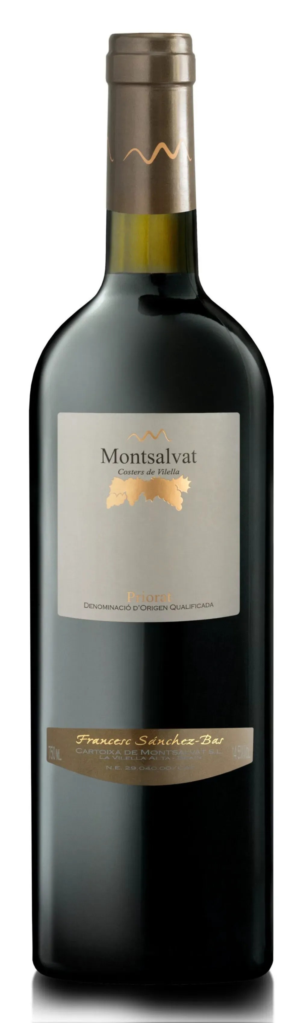 Una botella de vino de vidrio oscuro con una etiqueta de color crema que presenta texto dorado y un emblema dorado