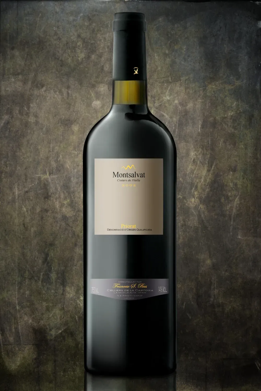 Una botella de vino tinto con etiqueta dorada, centrada sobre un fondo oscuro y texturizado.