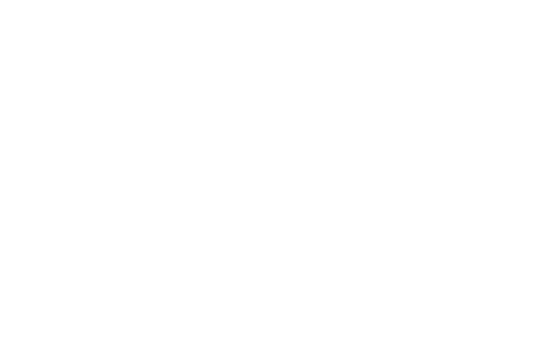 Un globo rojo con forma de coraz&oacute;n flota sobre un fondo blanco liso.