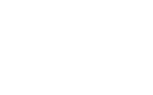 Un vaso de agua con hielo, una rodaja de limón y una pajita de metal reposan sobre una mesa.