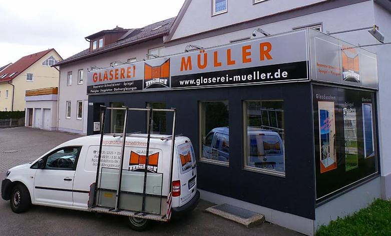 Duschabtrennung aus Milchglas mit silberfarbenen Beschlägen, modernes Badezimmerdesign.