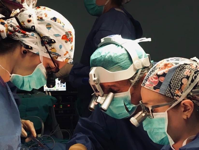 Un grupo de cirujanos está operando a un paciente