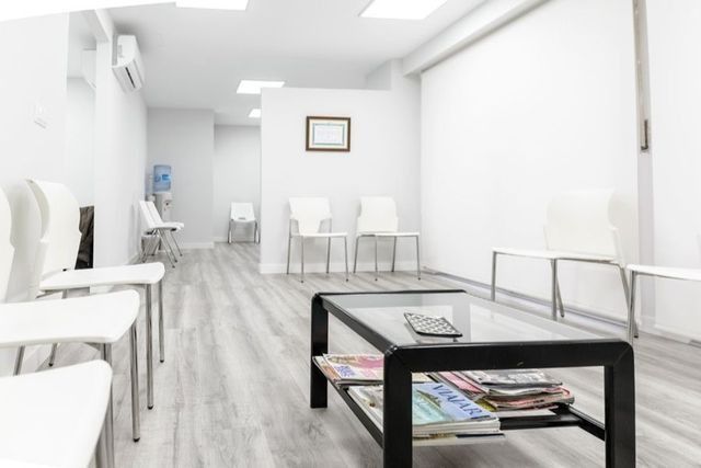 Una sala de espera con sillas y una mesa de café