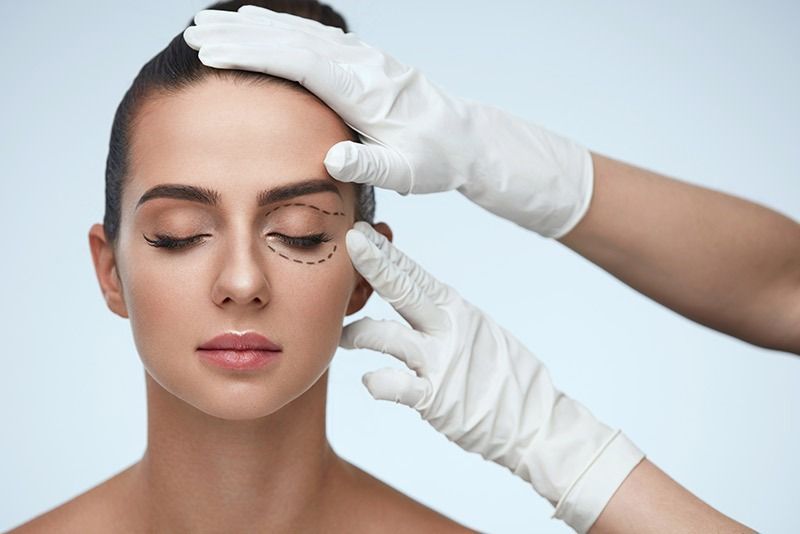 Una mujer se está haciendo un procedimiento cosmético en el ojo.