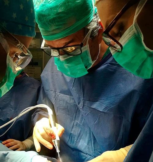 Un grupo de cirujanos está operando a un paciente