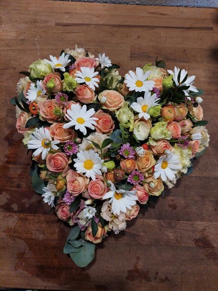 Blumengesteck in Herz-Form von Romantic flor