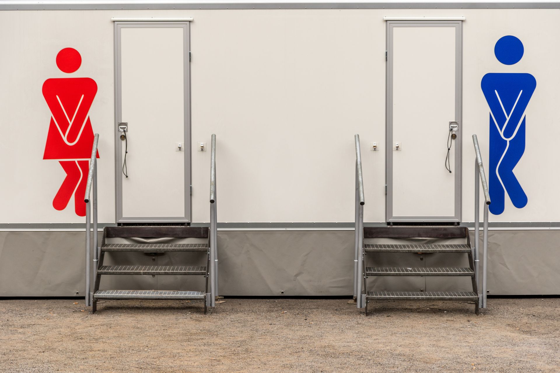 Ein Mann und eine Frau stehen nebeneinander in einer öffentlichen Toilette.
