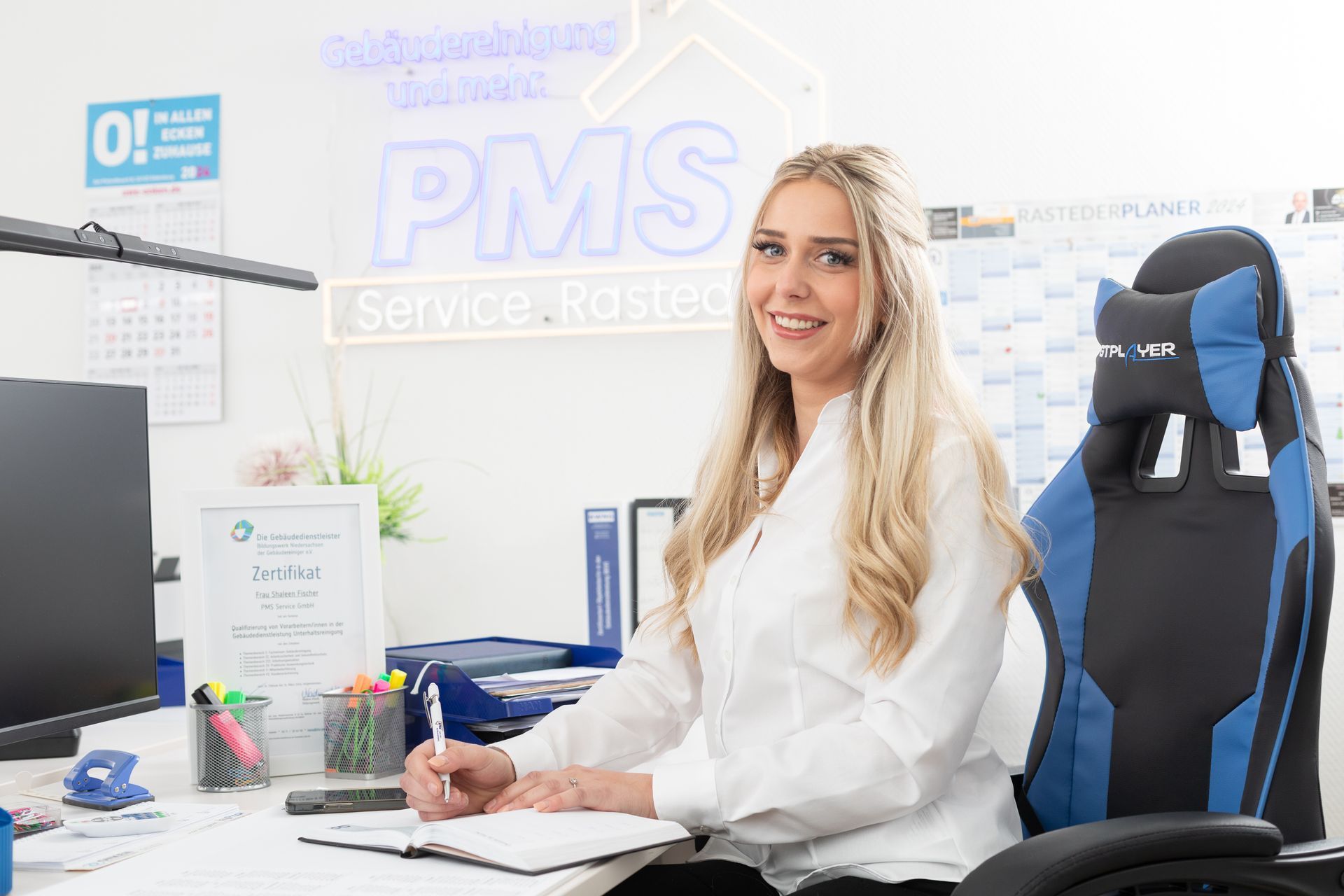 Eine Frau sitzt in einem Büro an einem Schreibtisch.