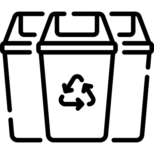 Drei Mülltonnen mit einem Recycling-Symbol darauf.