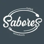 Logotipo para Restaurante Sabores: letra blanca "Sabores" con cuchara y tenedor, texto "TAPAS" y "RESTAURANTE" sobre fondo azul oscuro.