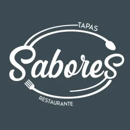 Logotipo para Restaurante Sabores: letra blanca "Sabores" con cuchara y tenedor, texto "TAPAS" y "RESTAURANTE" sobre fondo azul oscuro.