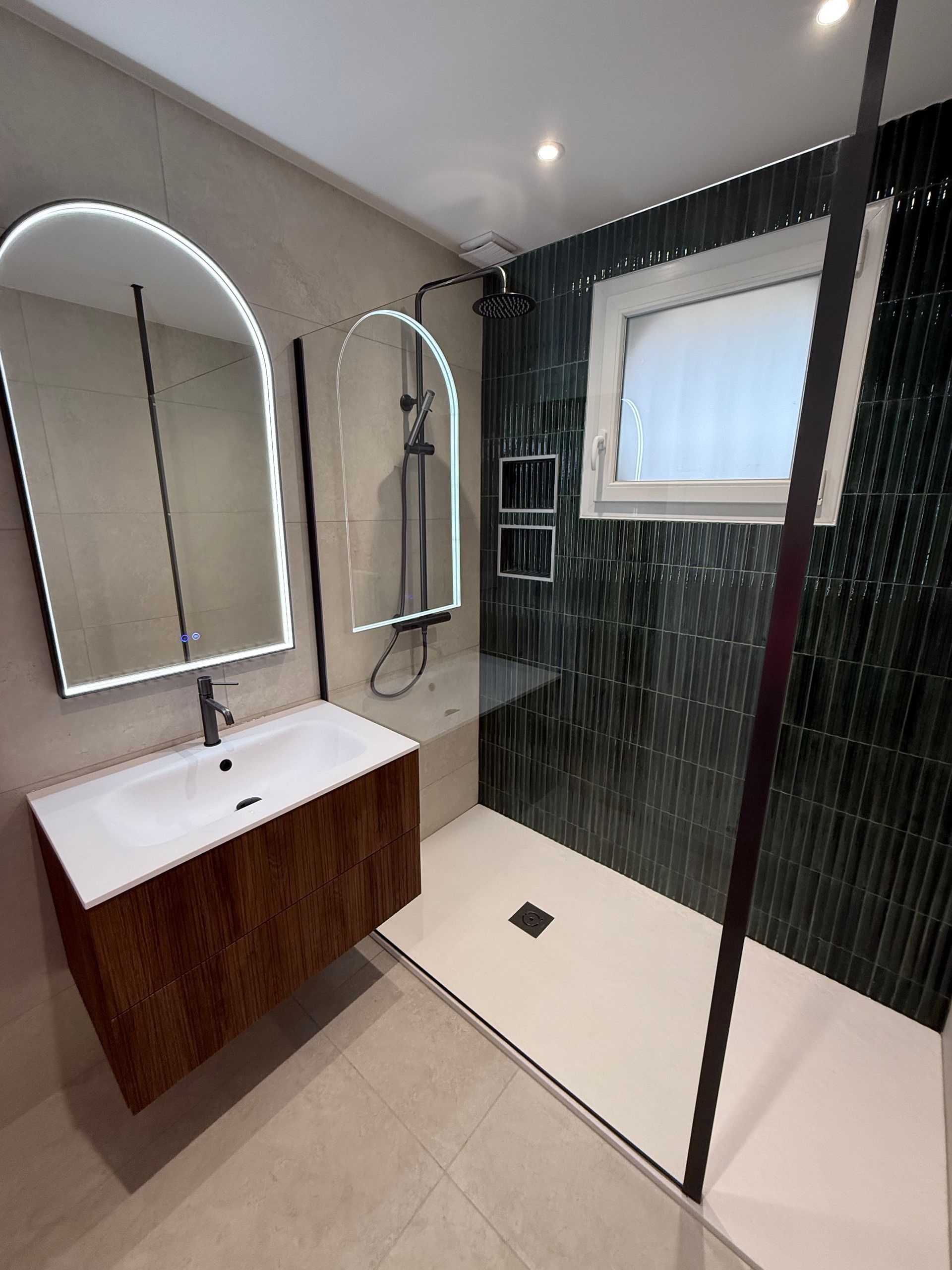 Salle de bains avec de la faïence verte