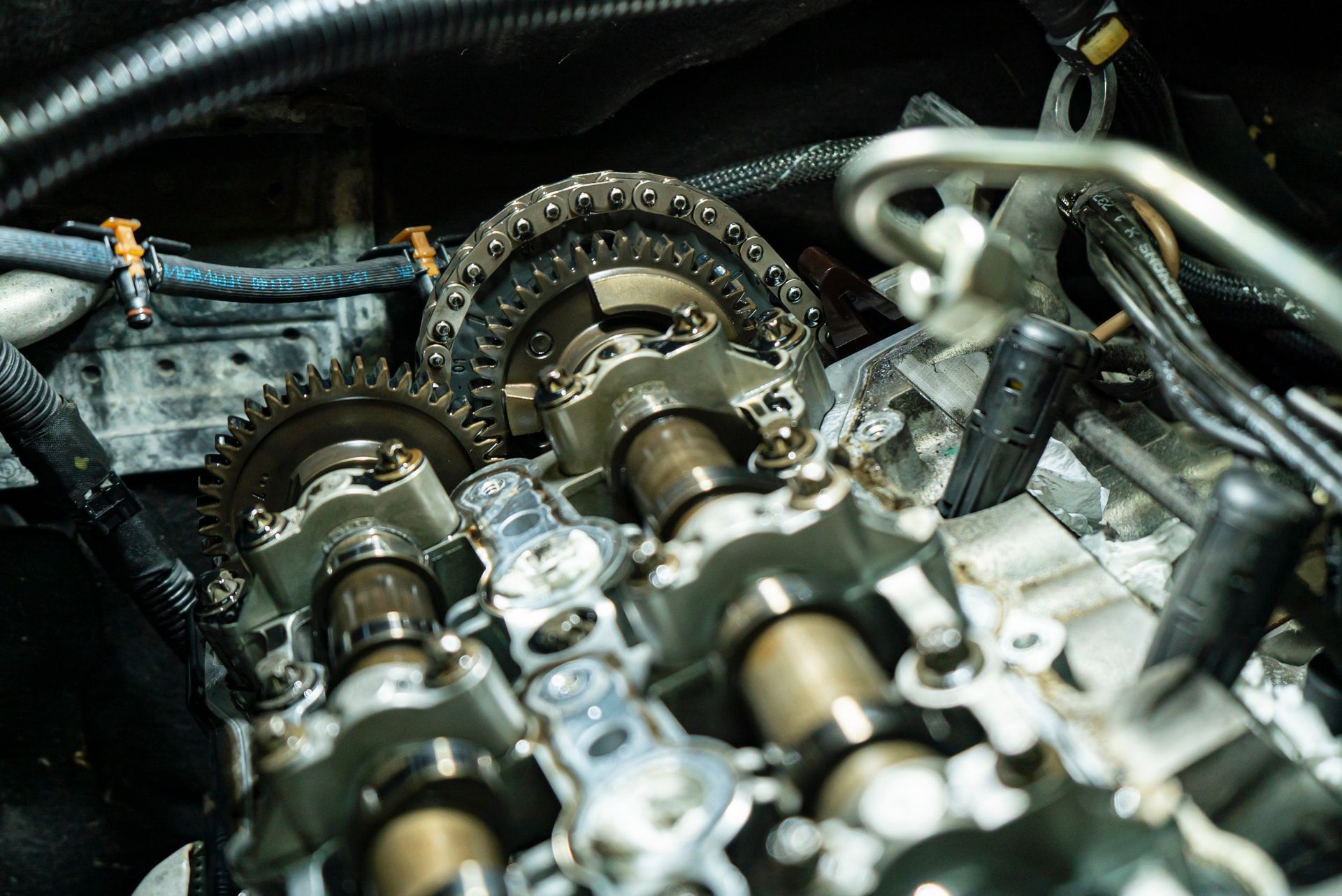 Un primer plano de un motor de automóvil con engranajes y cadenas.