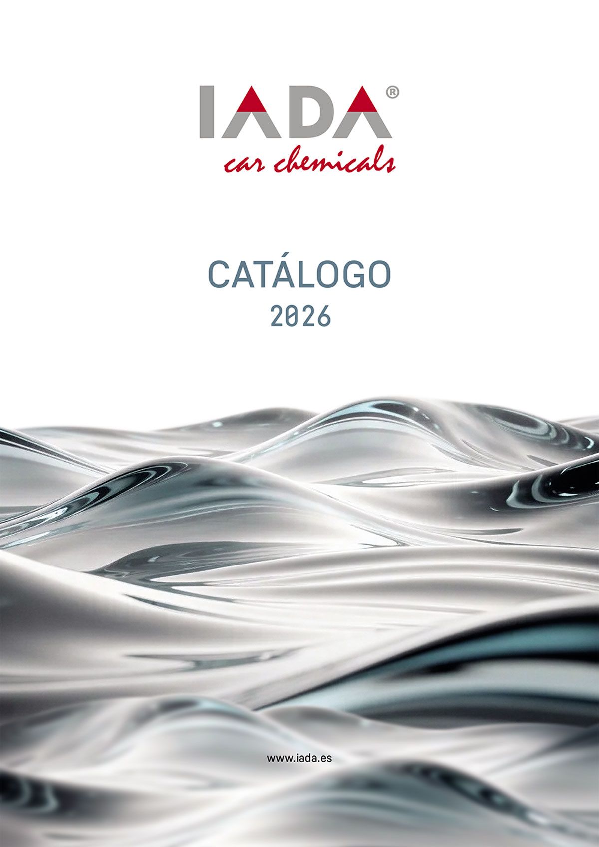Portada del catálogo de productos químicos para automóviles IADA 2026 con ondas abstractas plateadas sobre fondo blanco.