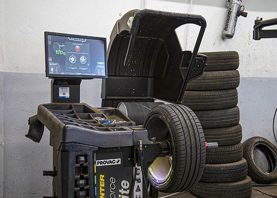 Focus sur des pneus dans un garage