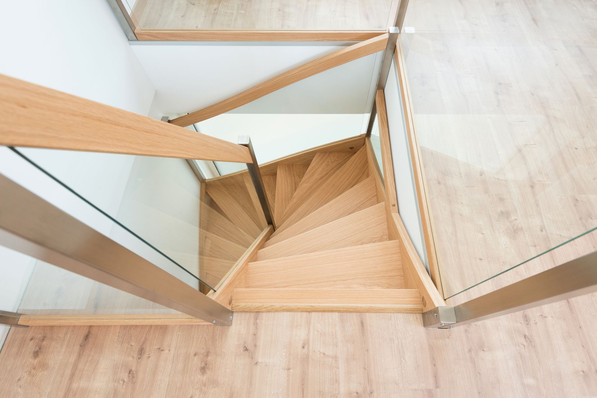 Contreplongée sur un escalier sur mesure en bois