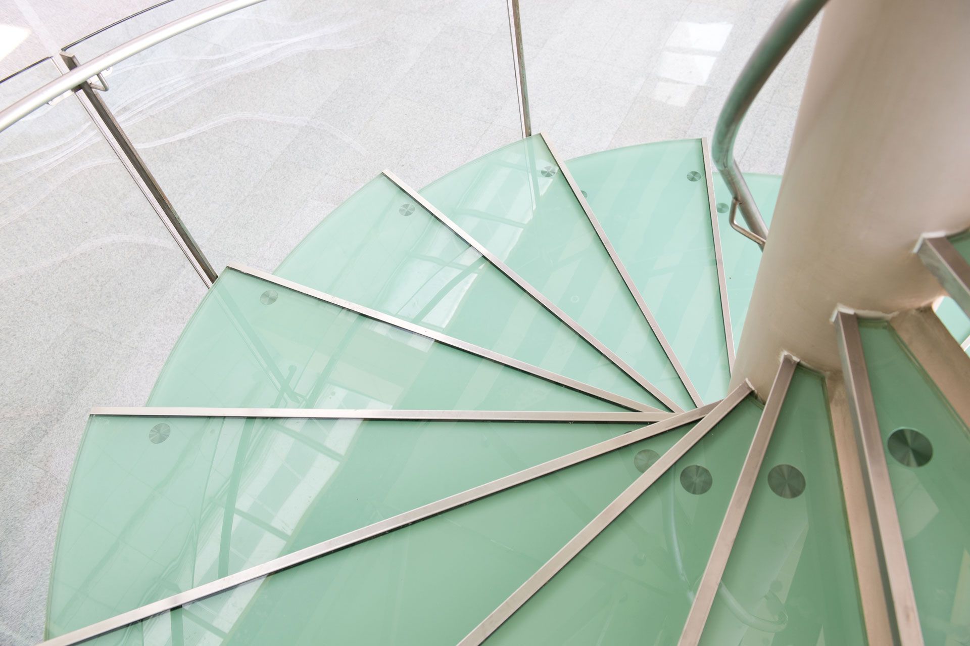 Contreplongée sur un escalier en colimasson en verre et