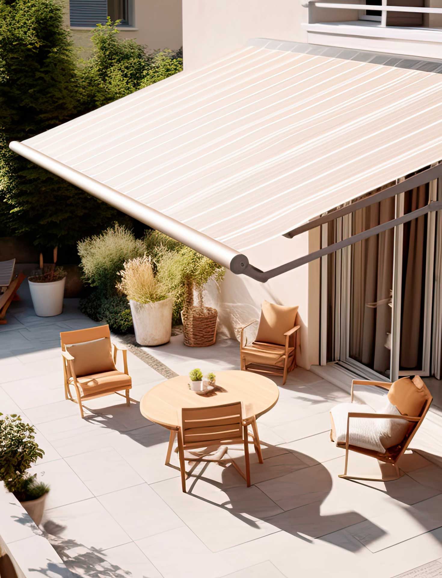 Un store banne ombrageant une terrasse vue en plongée