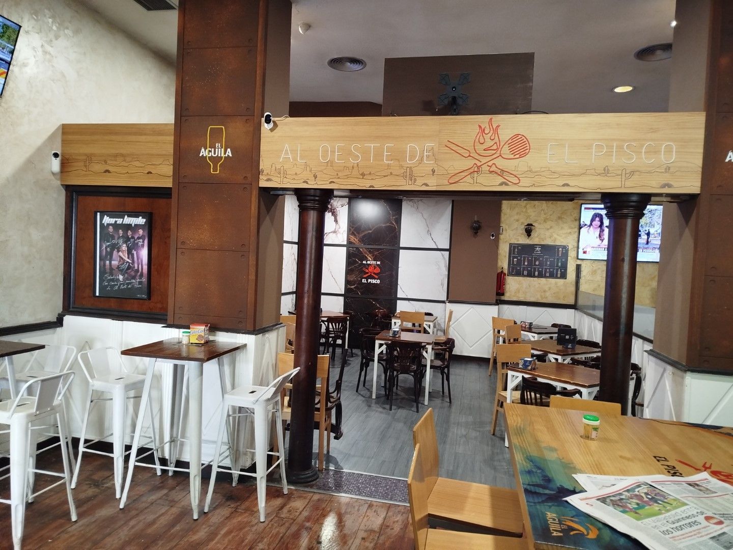 El interior de un restaurante con mesas y sillas.