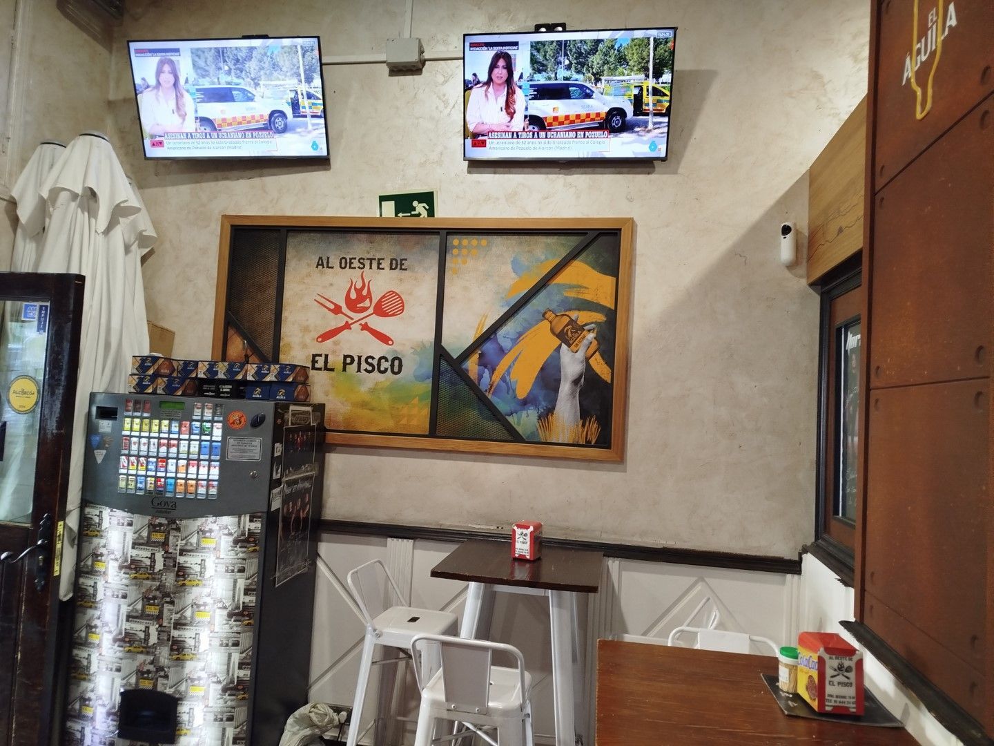 Un restaurante con un cuadro en la pared que dice el pisco