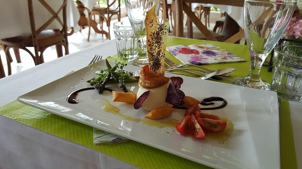Plat avec des tomates