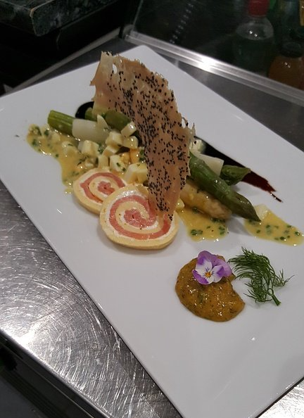 Plat avec des asperges