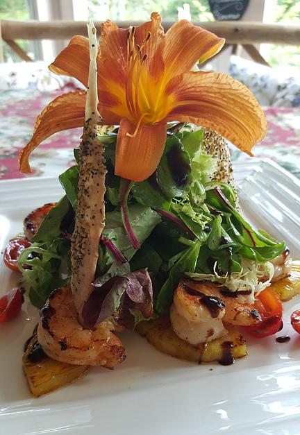Plat de salade et fleurs