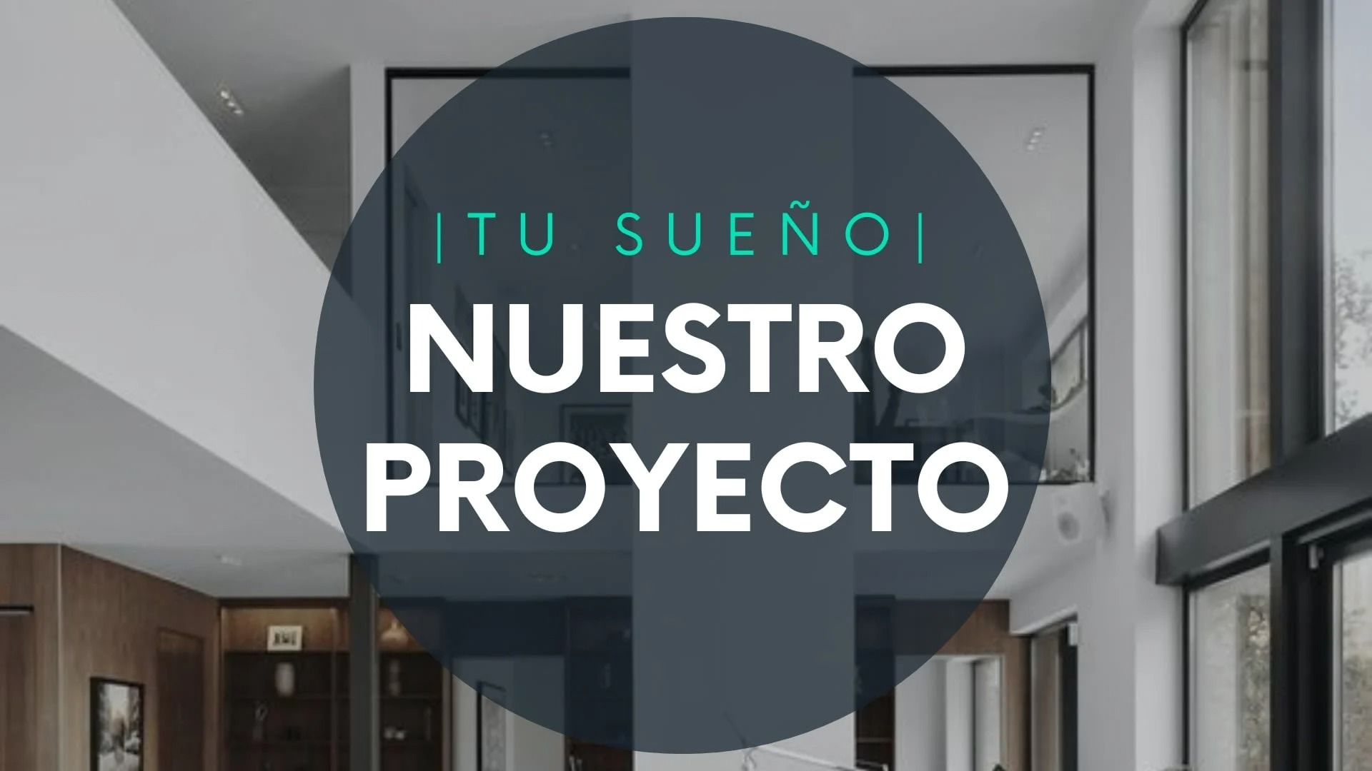 Texto promocional «Tu sueño, nuestro proyecto» sobre un interior moderno con ventanales y una pared oscura