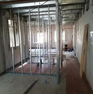 Interior de un edificio en construcción, con la estructura metálica de las paredes y los suelos sin terminar