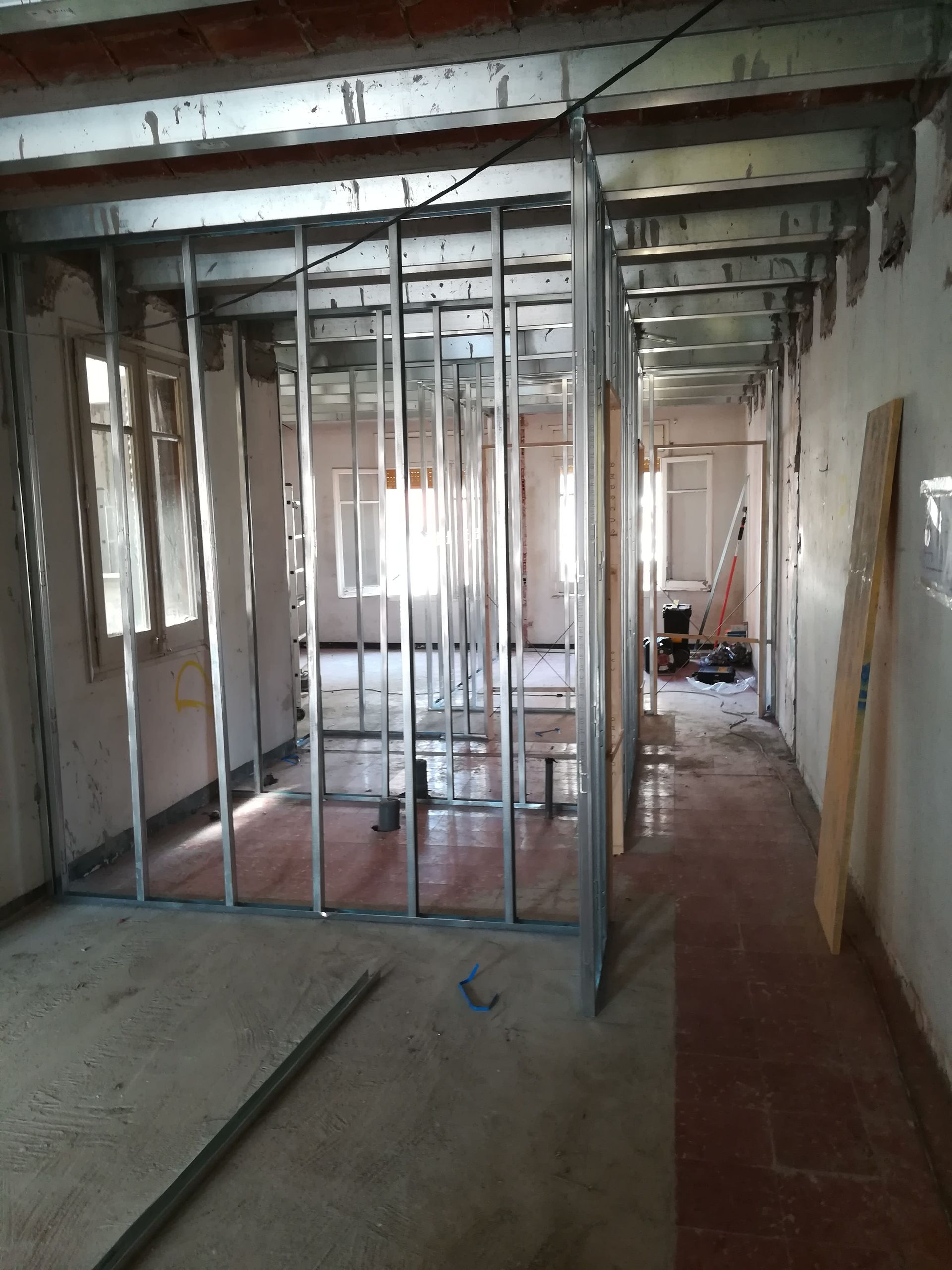 Interior en construcción, con la estructura de las paredes y las vigas del techo a la vista