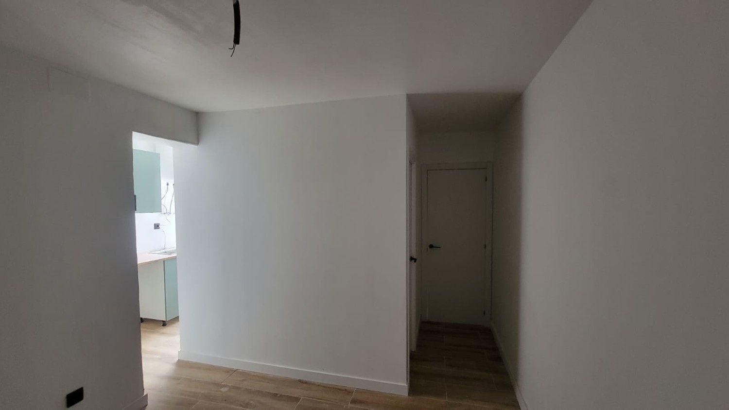 Vista interior de una habitación con paredes blancas