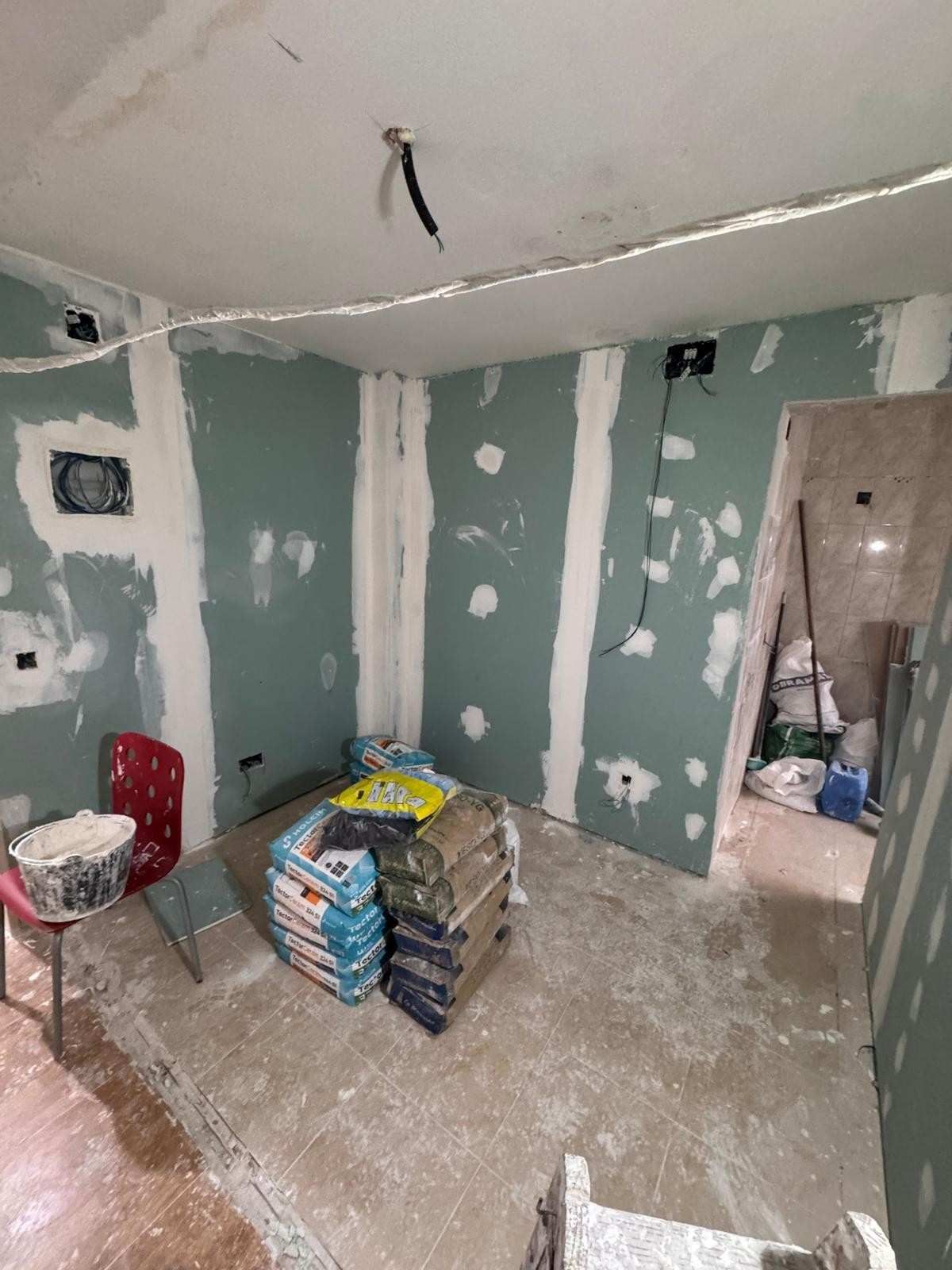 Una habitación interior en construcción con paneles de yeso verdes
