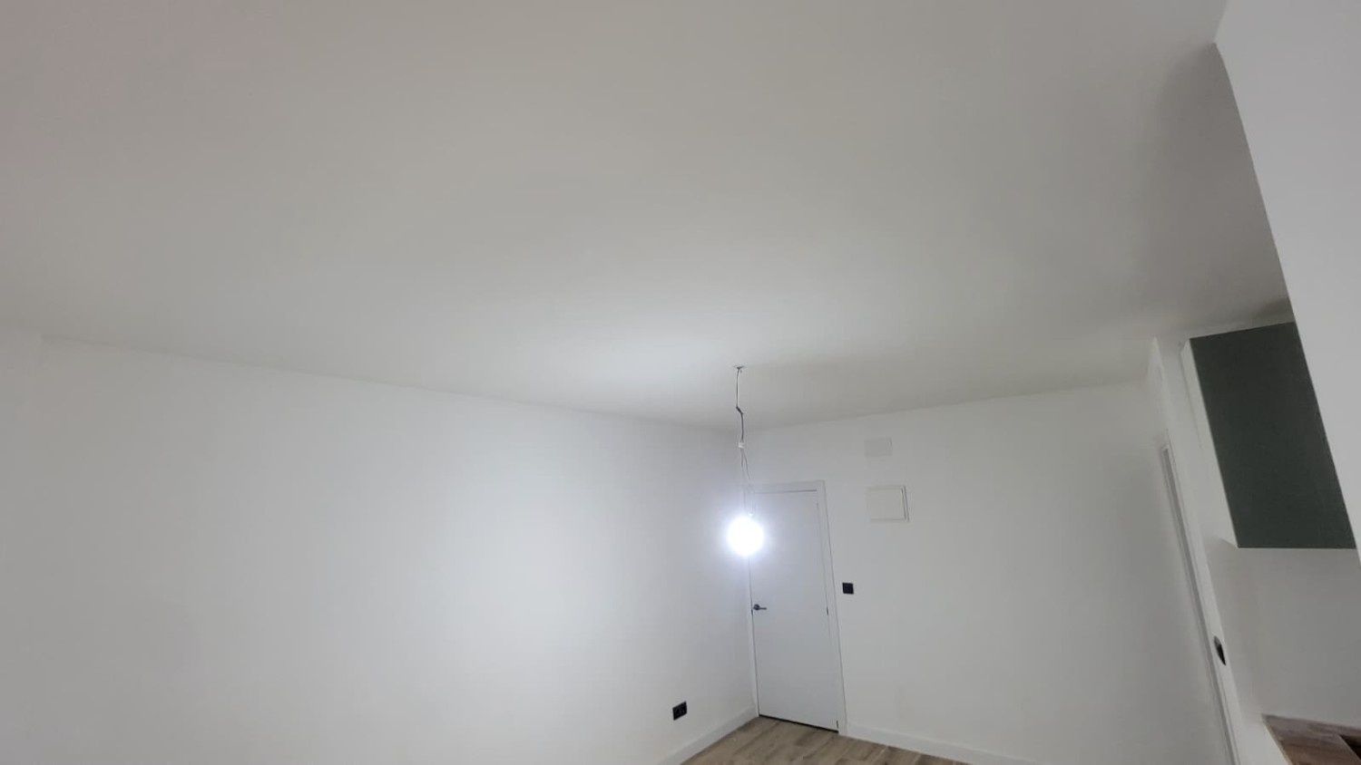 Una habitación minimalista y luminosa