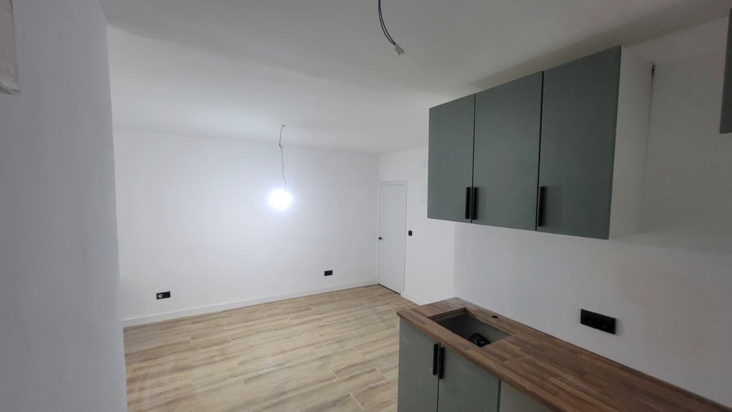 Una habitación moderna con suelo que imita la madera