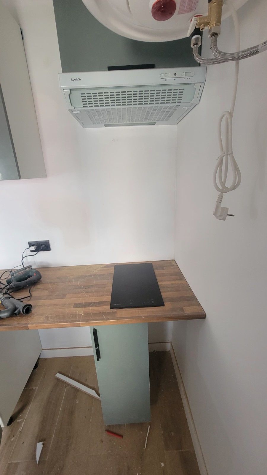 Una pequeña zona de cocina con encimera de madera