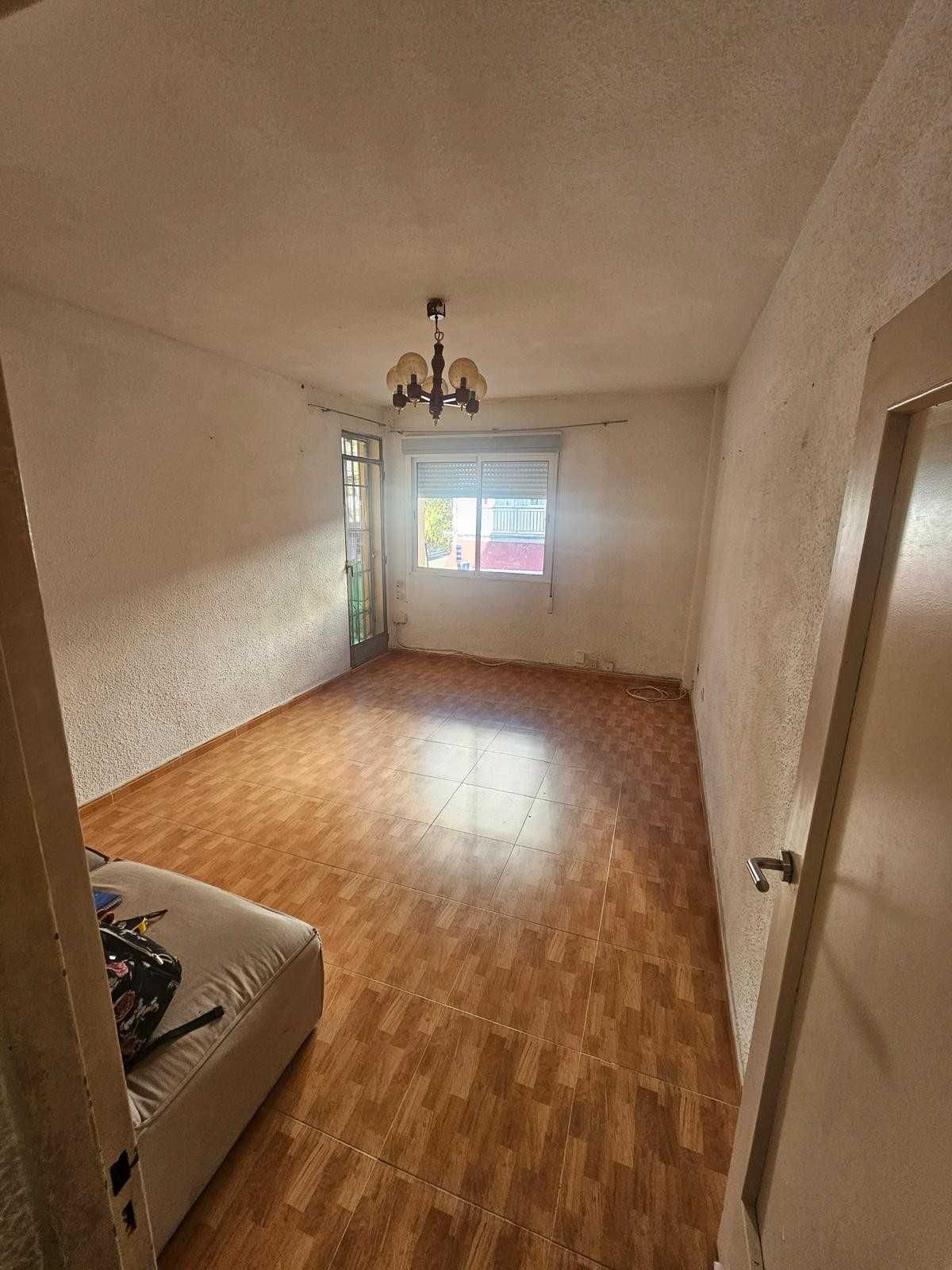 Una habitación vacía con paredes blancas texturizadas