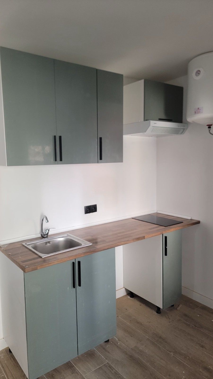 Una pequeña cocina con encimera de madera