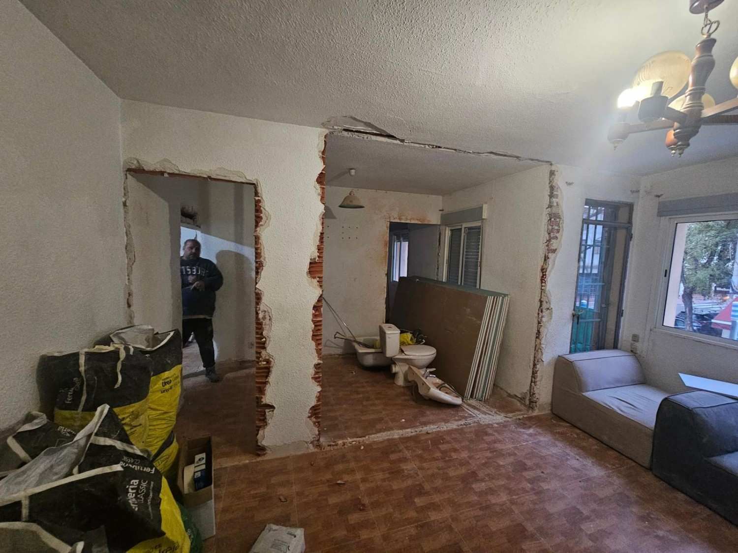 Una habitación interior en obras, con los bordes de las paredes de ladrillo visto